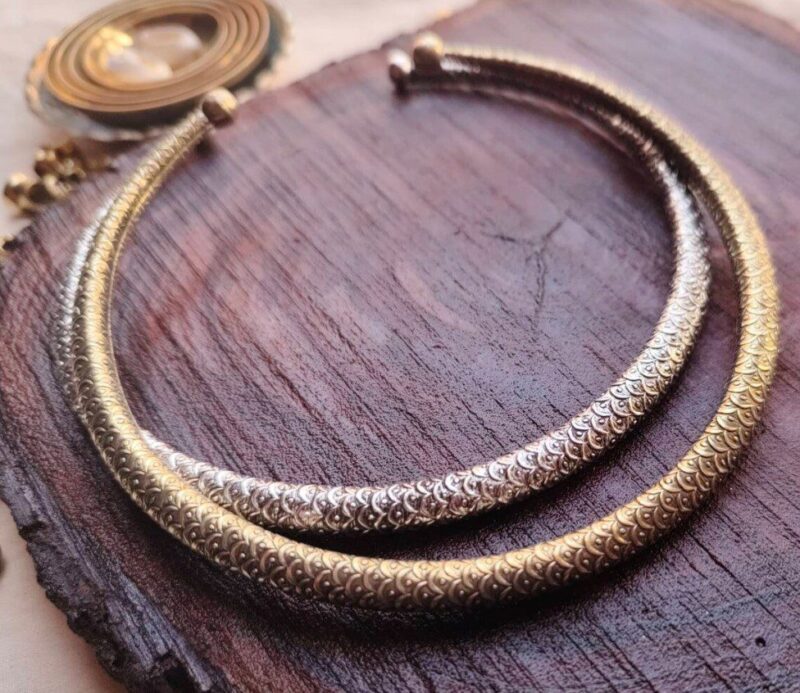 Snake Textured Round Brass Neck Choker